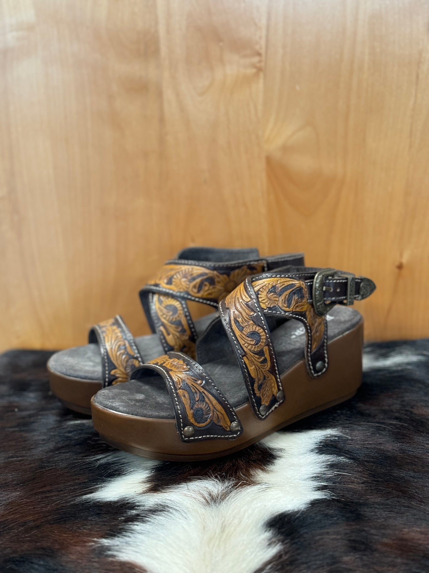 WOMENS BROWN HAND TOOLED WEDGE