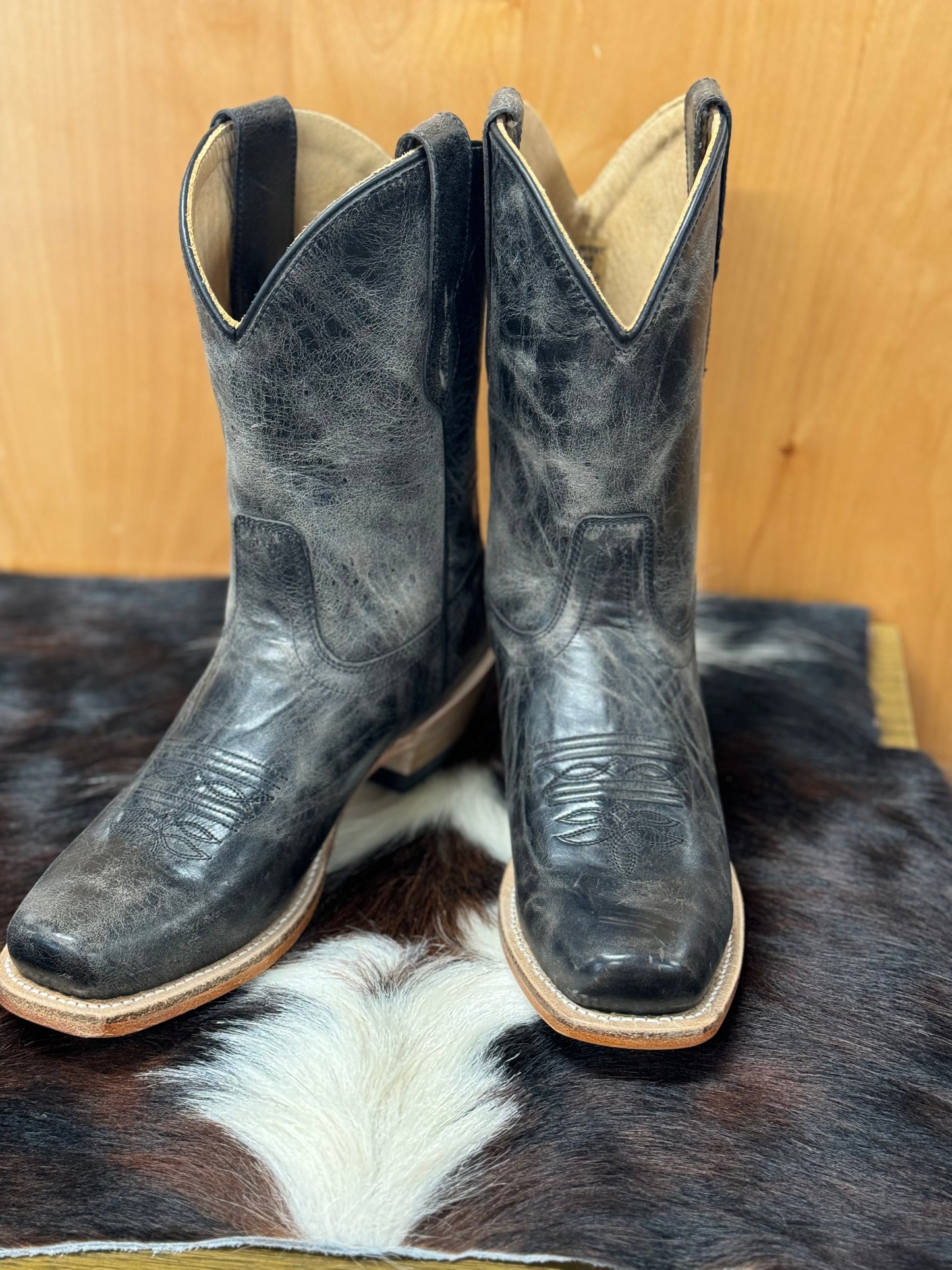 DISTRESSED BLACK LADIES BOOT