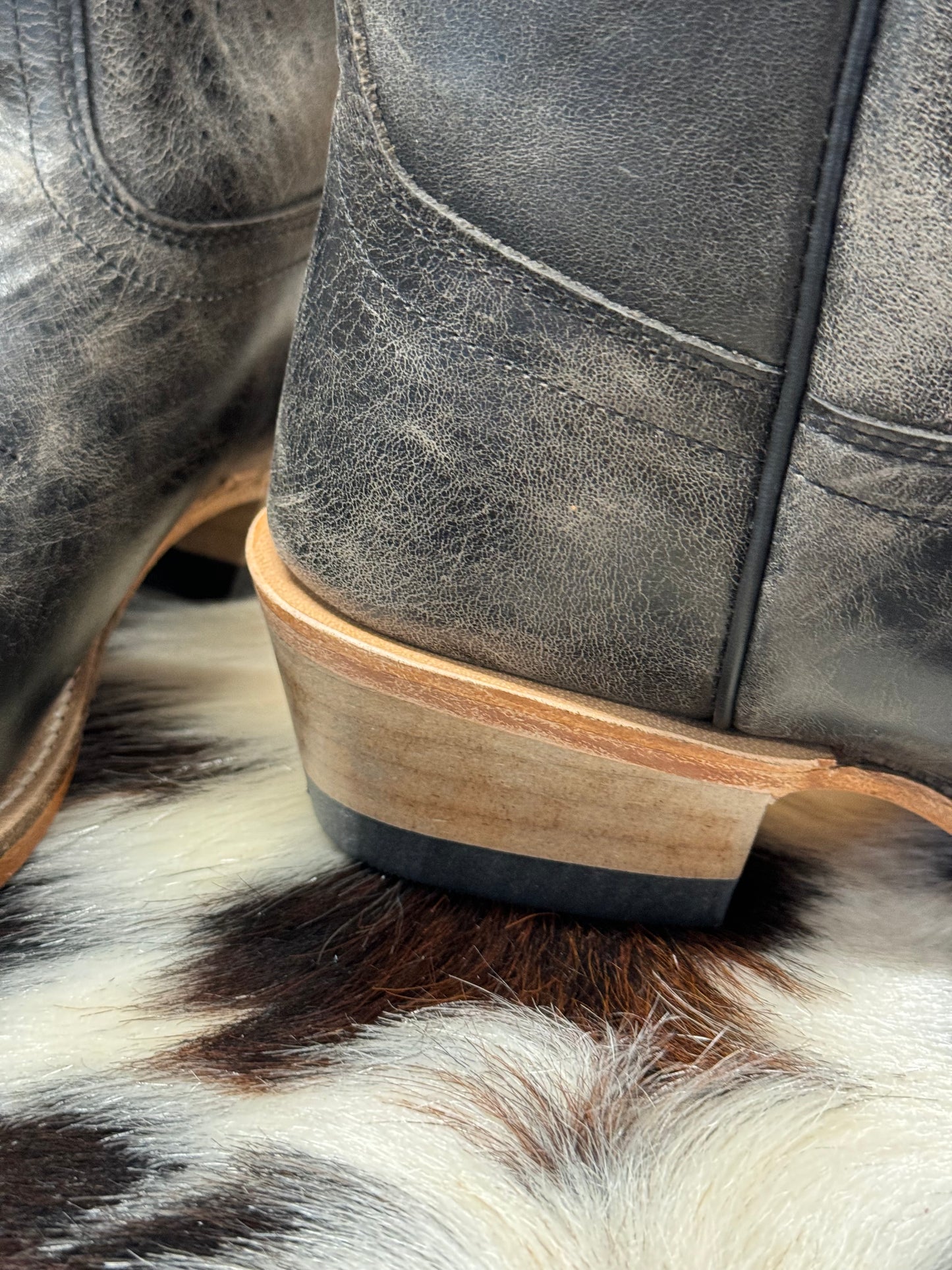 DISTRESSED BLACK LADIES BOOT