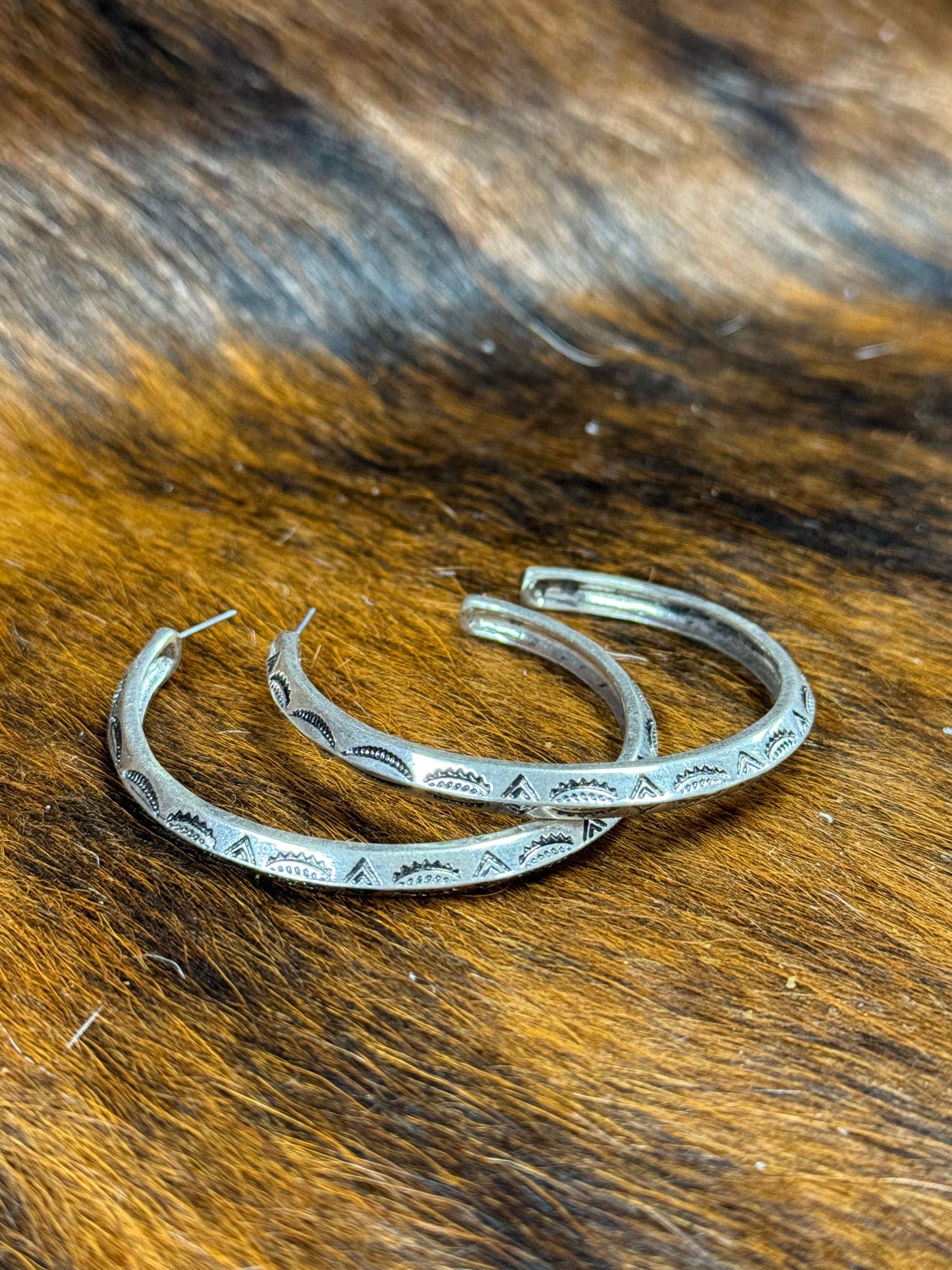 ENGRAVED HOOP